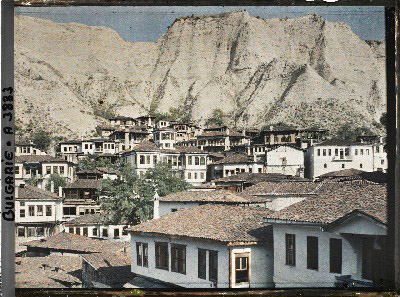 Maisons au pied des falaises de grès dans la partie centrale de la ville. Melnik, Bulgarie, 18 septembre 1913.