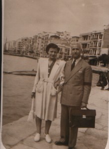 Με τον σύζυγό της Ν. Ανδριώτη στη Θεσσαλονίκη το 1947